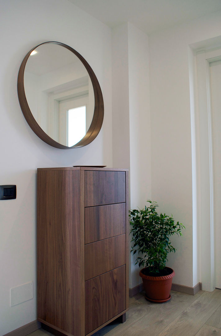 Casa privata, Bergamo, 2014, Valentina Cassader Valentina Cassader Modern corridor, hallway & stairs Drawers & shelves