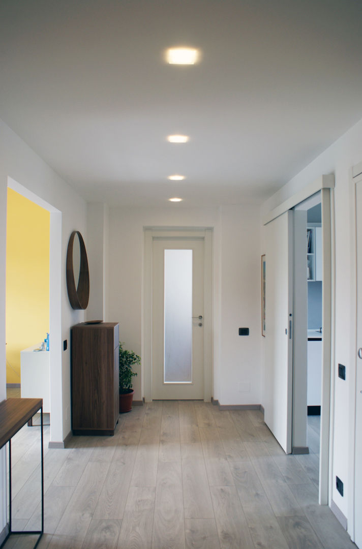 Casa privata, Bergamo, 2014, Valentina Cassader Valentina Cassader Modern Corridor, Hallway and Staircase