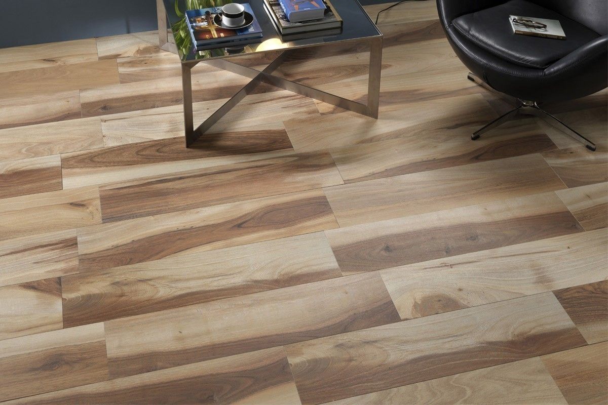 Wood effect floor tiles Acadia Rosso 22,5x90 homify جدران بلاط