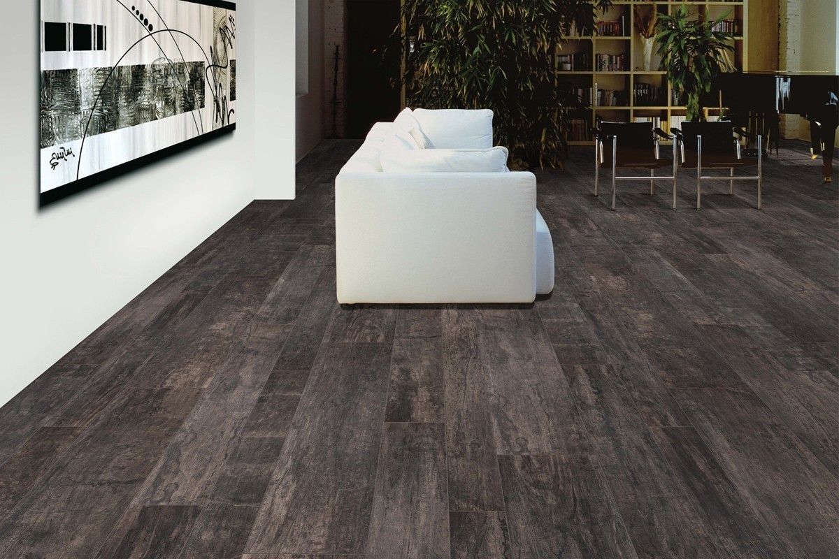 Wood effect floor tiles Nadi Carbone homify Dinding & Lantai Gaya Rustic Tiles