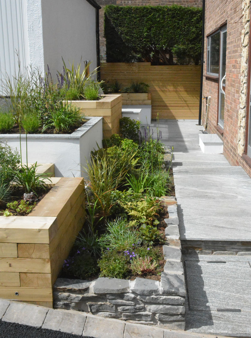 A small contemporary front garden homify 모던스타일 정원