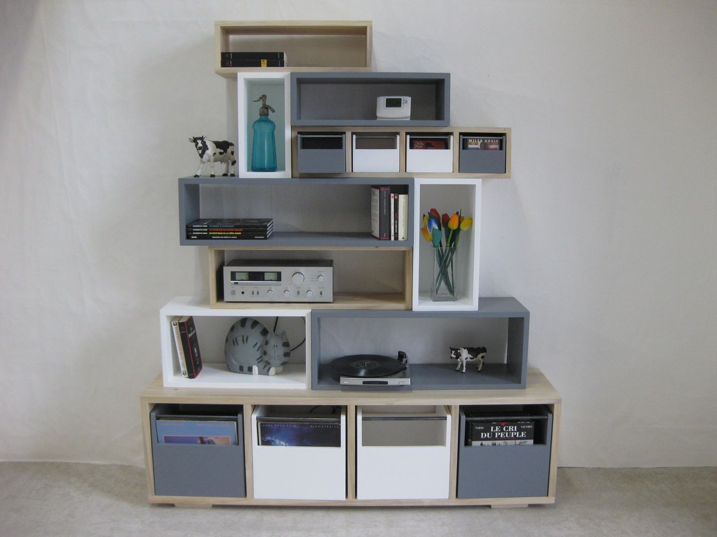 Bibliothèque design en bois massif , colorée, métal , Lartelier Lartelier Modern living room Shelves