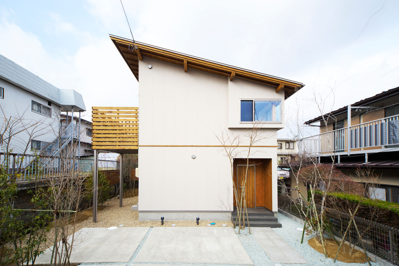 太陽の光が室内中に行きわたる片流れ屋根の住まい 株式会社 建築工房零 オリジナルな 家 財産,空,建物,植物,クラウド,木,土地区画,建築,アーバンデザイン,スロープ