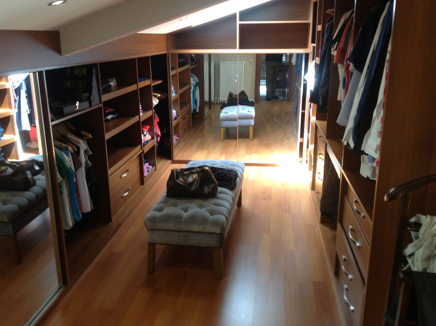 homify Modern dressing room