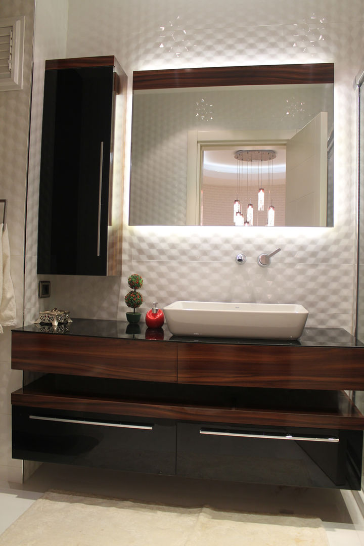 homify Modern bathroom