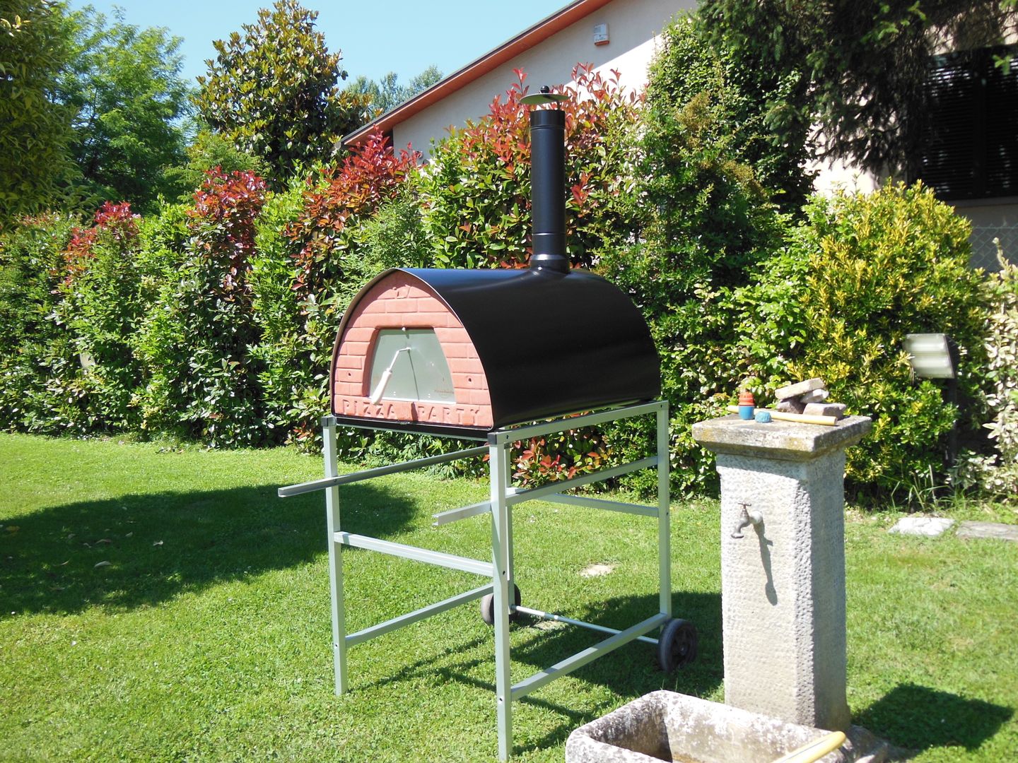 Pizzone il forno a legna da 4 pizze - Utilizza il tuo nuovo forno a legna in giardino terrazza o taverna Genotema SRL Unipersonale Giardino in stile rustico Pianta,Cielo,Albero,Lotto di terra,Ombra,Bioma,Erba,Tempo libero,Paesaggio,Prato