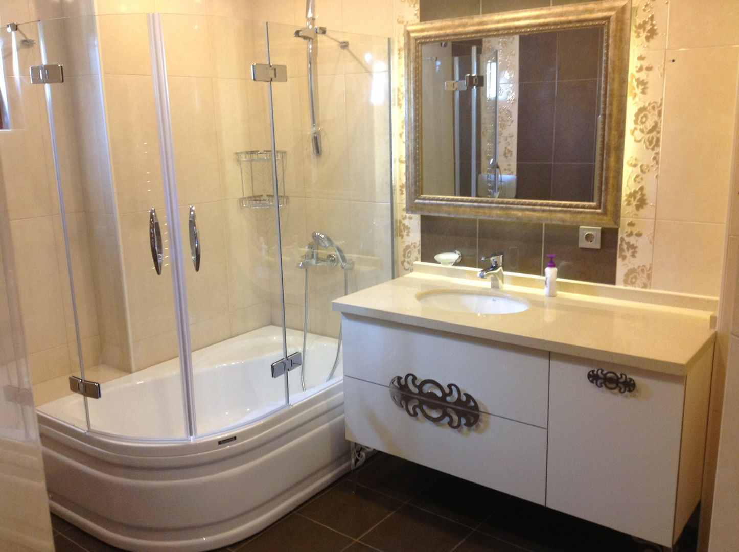 homify Modern bathroom