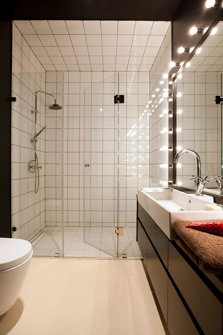 homify Modern bathroom