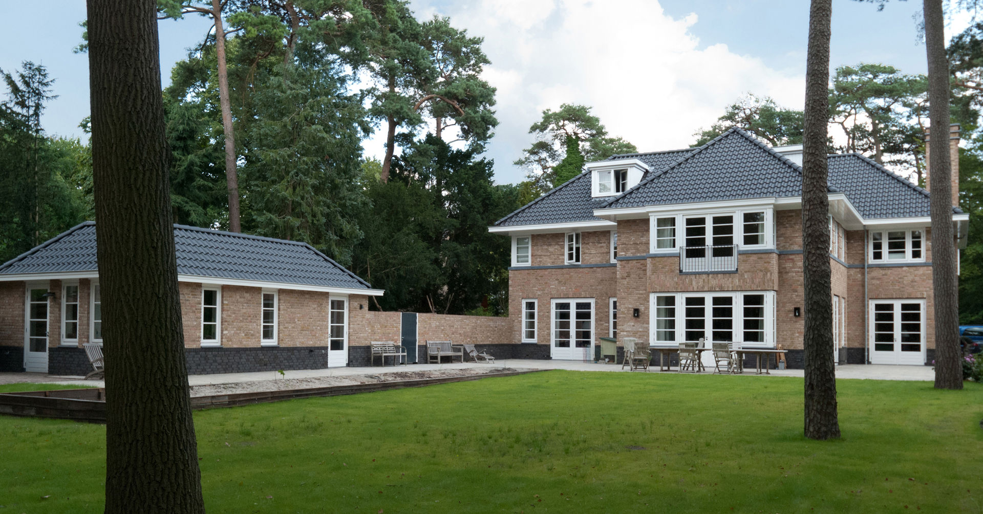 achtergevel met garage en tuin homify Klassieke huizen Het opbouwen van,Raam,Wolk,Lucht,Plant,Boom,land veel,Armatuur,Gras,Huis