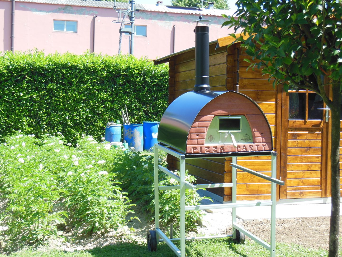 Wood burning oven Pizzone placement: Garden Genotema SRL Unipersonale Jardines de estilo mediterráneo