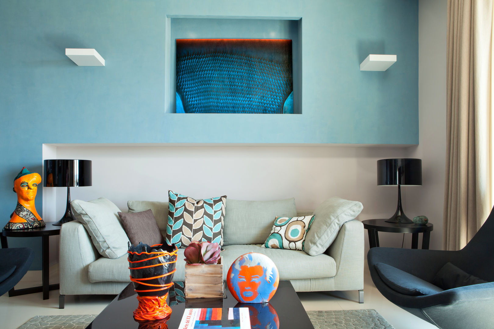 La casa ideale per un single, giovane e colorata, PDV studio di progettazione PDV studio di progettazione 客廳 沙發與扶手椅