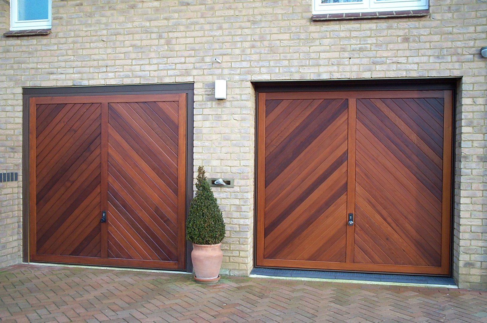 Garage Door made from Timber The Garage Door Centre Limited Garajes escandinavos Garajes