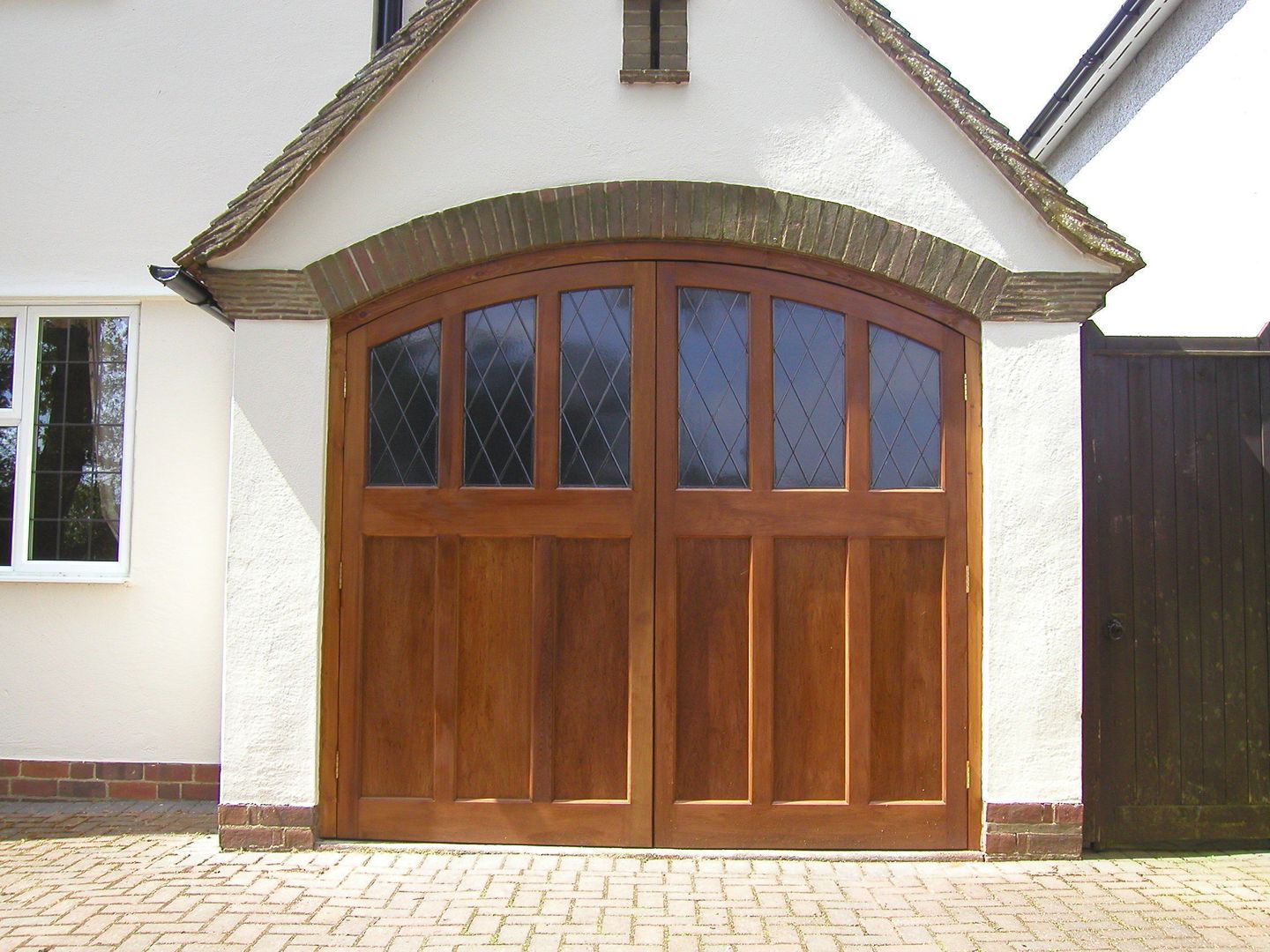 Garage Door made from Timber The Garage Door Centre Limited Garagens e arrecadações escandinavos Garagem e arrecadação