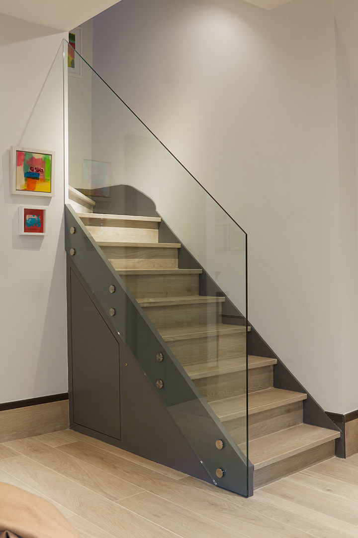 CONTEMPORARY GLASS STAIRCASE IS AND REN STUDIOS LTD ห้องโถงทางเดินและบันไดสมัยใหม่