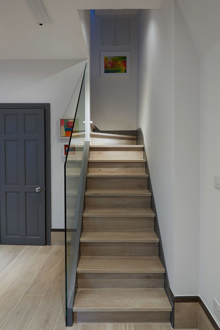 CONTEMPORARY GLASS STAIRCASE IS AND REN STUDIOS LTD ห้องโถงทางเดินและบันไดสมัยใหม่