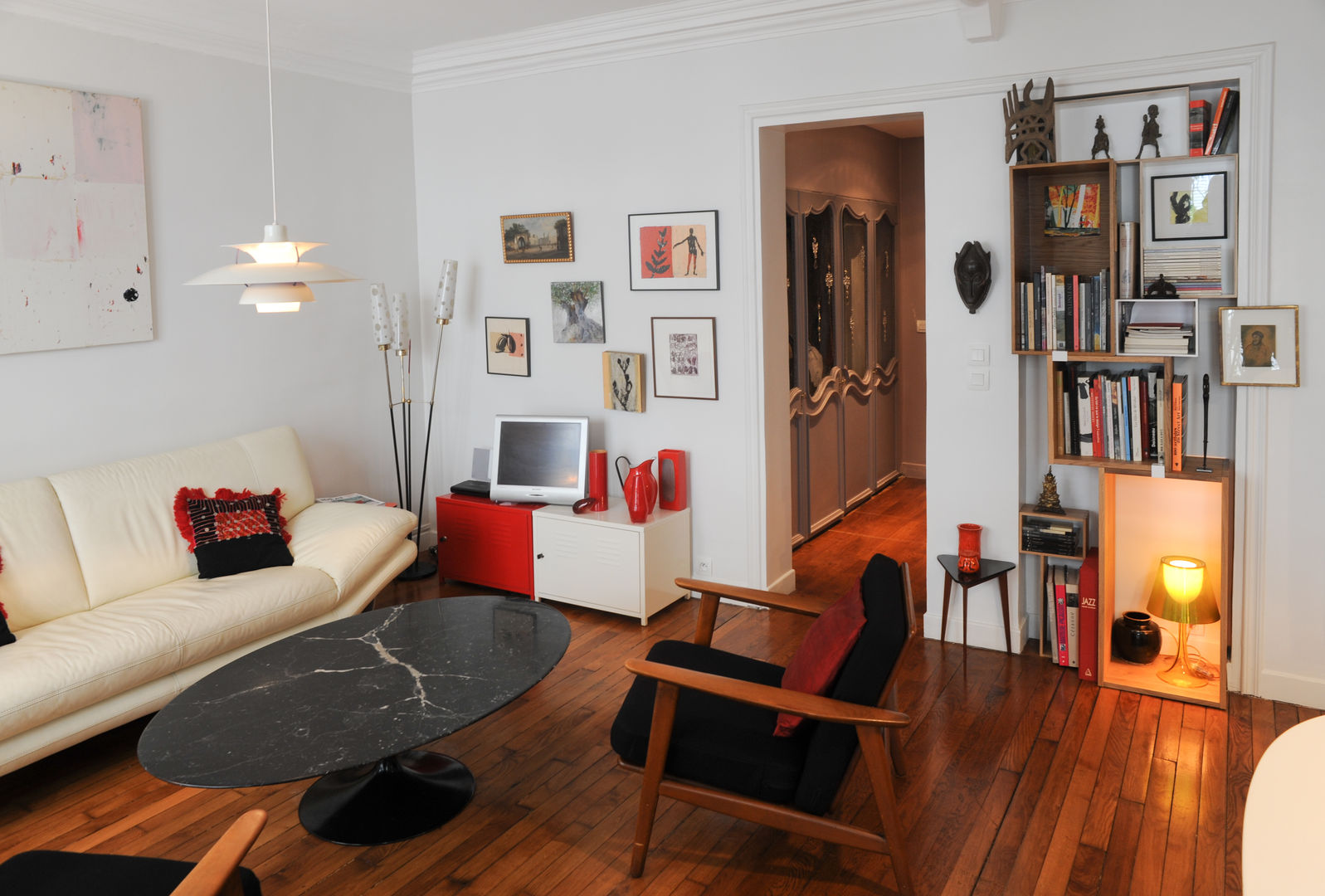 Rénovation d'un appartement Hausmannien de 39m2 Paris 11eme, Sara Camus Bouanha Architecture Interieure Sara Camus Bouanha Architecture Interieure モダンデザインの リビング