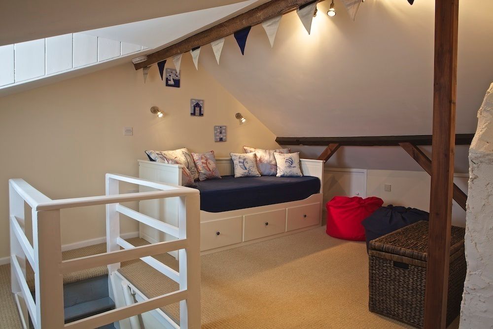 Salcombe Holiday Cottage, Dupere Interior Design Dupere Interior Design Nursery/kid’s room