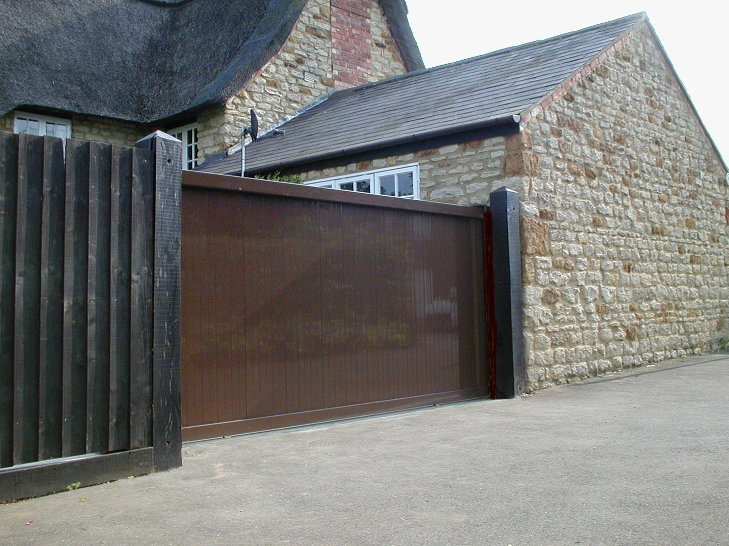 Automatic steel gates AGD Systems Eclectic style garden