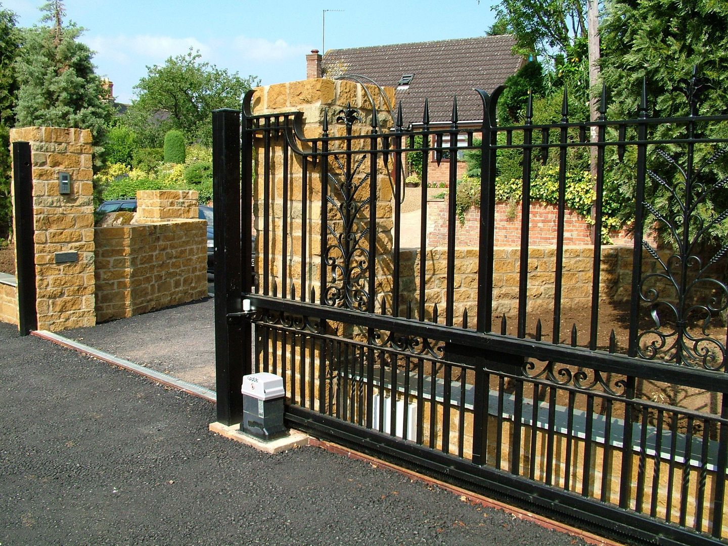 Automatic remote controlled steel sliding gates AGD Systems Eclectic style gardens