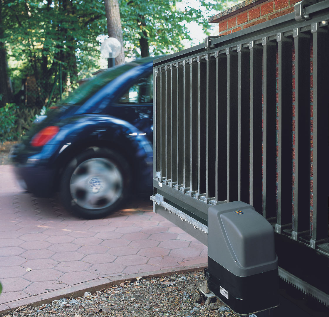 Automatic remote controlled steel sliding gates AGD Systems Garagens e arrecadações ecléticas