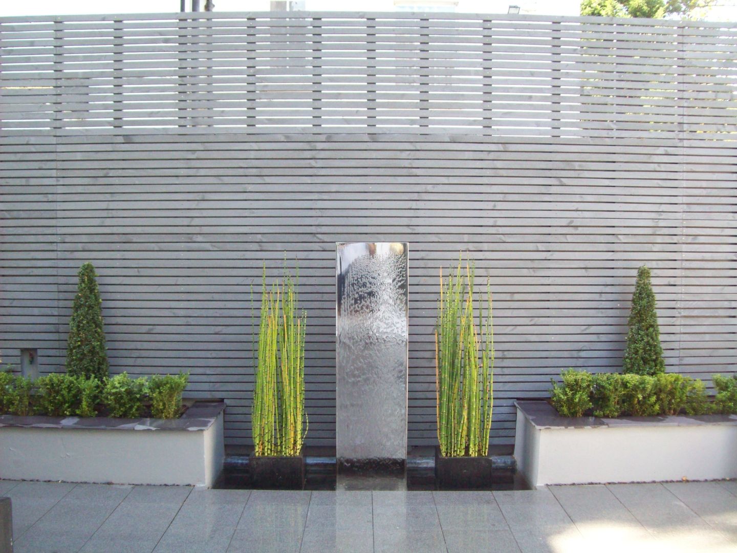 Stainless Steel Metal Water Feature Unique Landscapes Jardines modernos: Ideas, imágenes y decoración