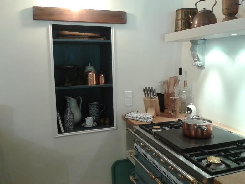 Kitchen display shelves Bandon Interior Design Śródziemnomorska kuchnia