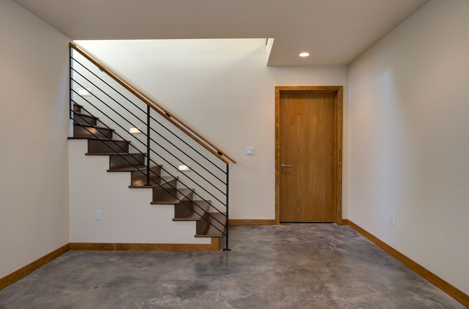 Denver Street Lot 7, Uptic Studios Uptic Studios Modern Corridor, Hallway and Staircase