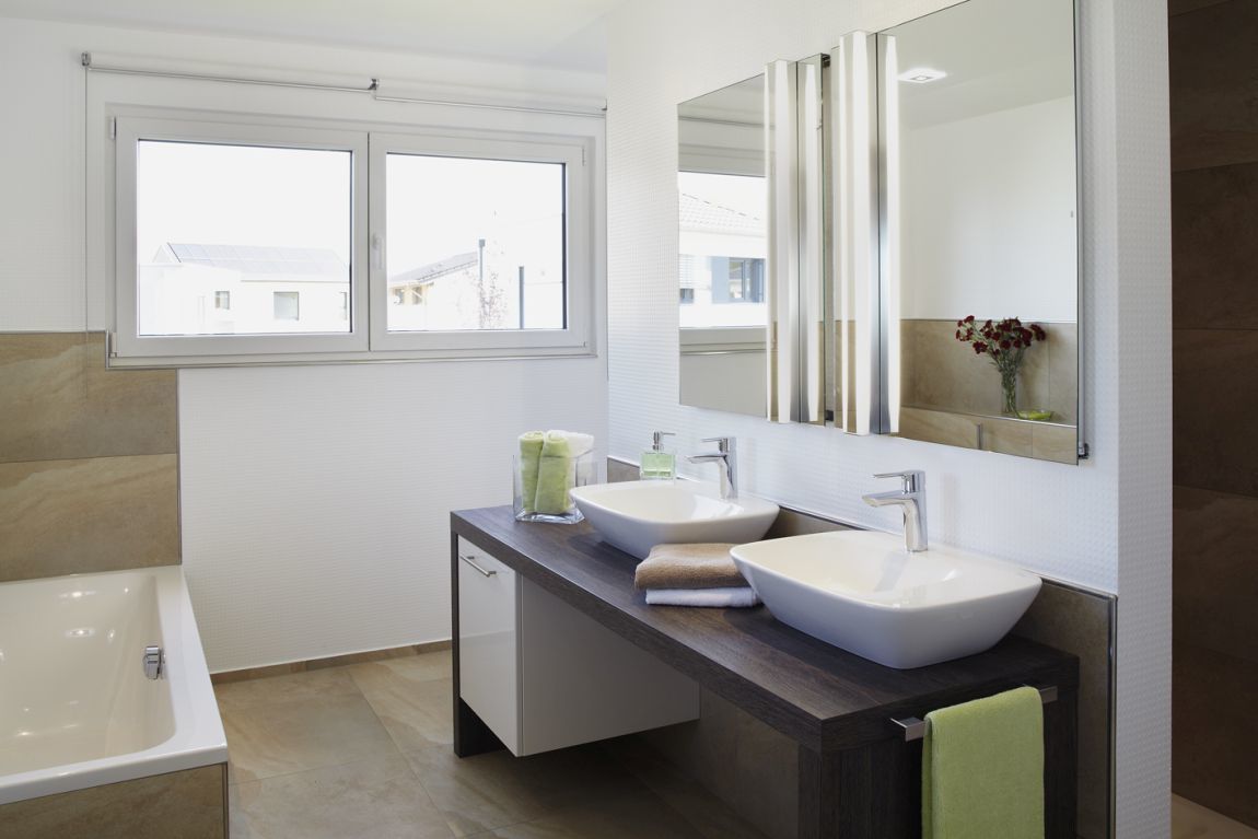 Musterhaus Avenio: Plus-Energie-Haus, RENSCH-HAUS GMBH RENSCH-HAUS GMBH Modern style bathrooms