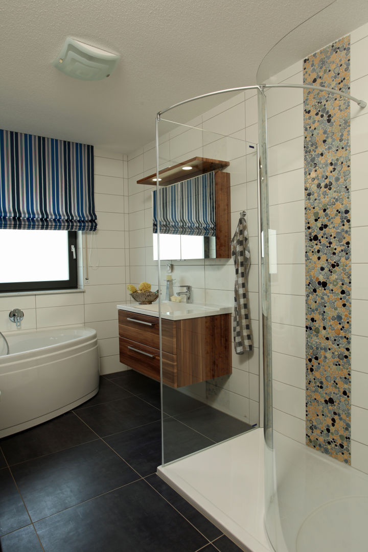 homify Classic style bathroom