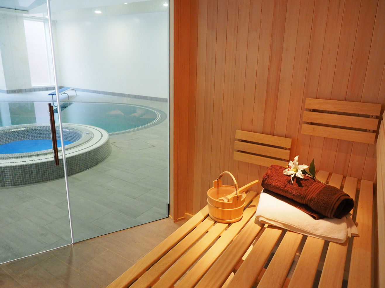 Bespoke Sauna & Steam Room for Pool Area, Oceanic Saunas Oceanic Saunas 泳池