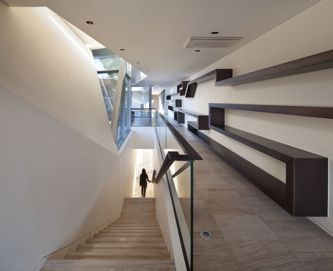 Guesthouse Rivendell, KWAK, HEESOO [IDMM Architects] KWAK, HEESOO [IDMM Architects] Modern Corridor, Hallway and Staircase