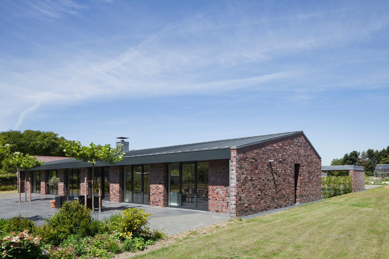 Außergewöhnliches Wohnhaus in Dormagen, Wichmann Architekten Ingenieure GmbH Wichmann Architekten Ingenieure GmbH Balcon, Veranda & Terrasse minimalistes