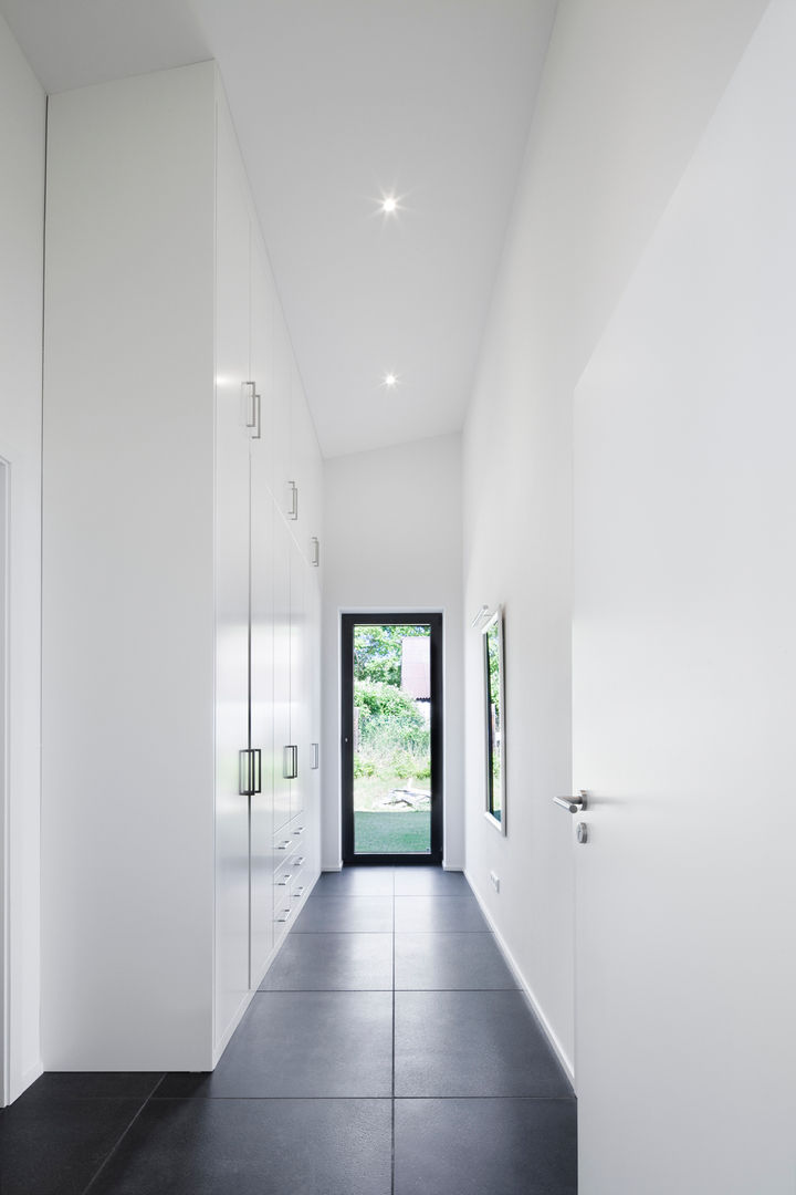 Außergewöhnliches Wohnhaus in Dormagen, Wichmann Architekten Ingenieure GmbH Wichmann Architekten Ingenieure GmbH Minimalist corridor, hallway & stairs