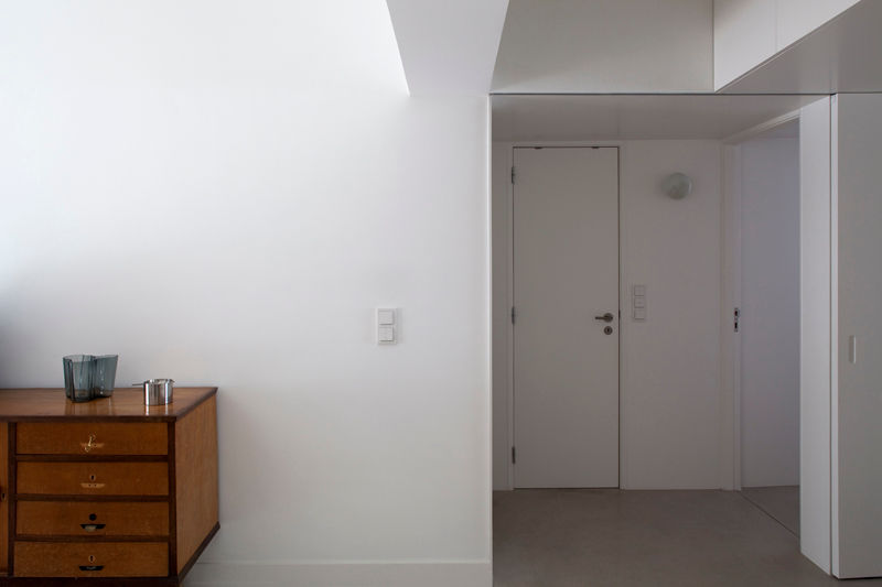 TM Apartment, TERNULLOMELO Architects TERNULLOMELO Architects 모던스타일 복도, 현관 & 계단