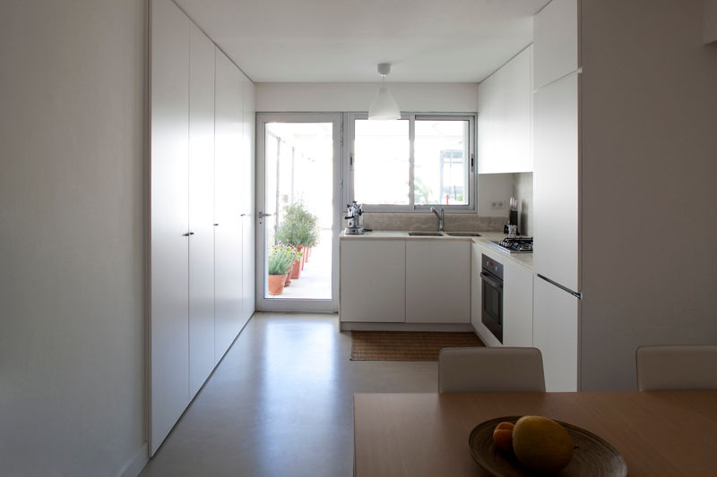 TM Apartment, TERNULLOMELO Architects TERNULLOMELO Architects ห้องครัว