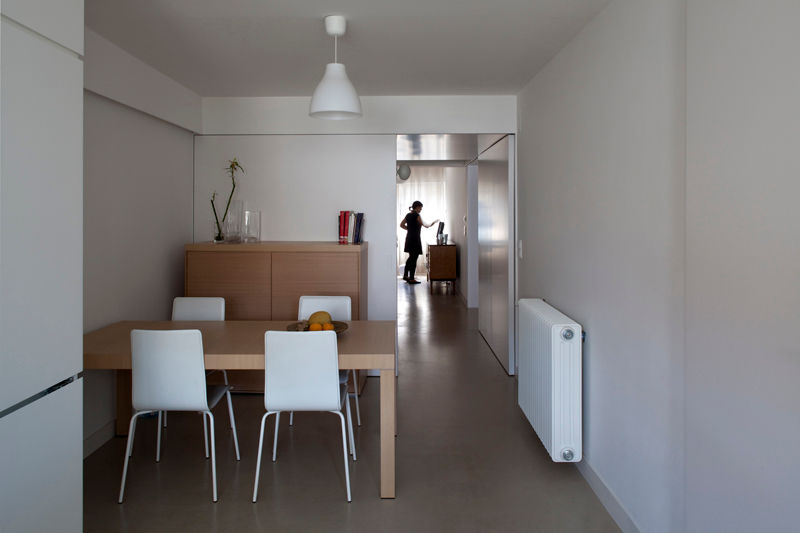 TM Apartment, TERNULLOMELO Architects TERNULLOMELO Architects ห้องทานข้าว