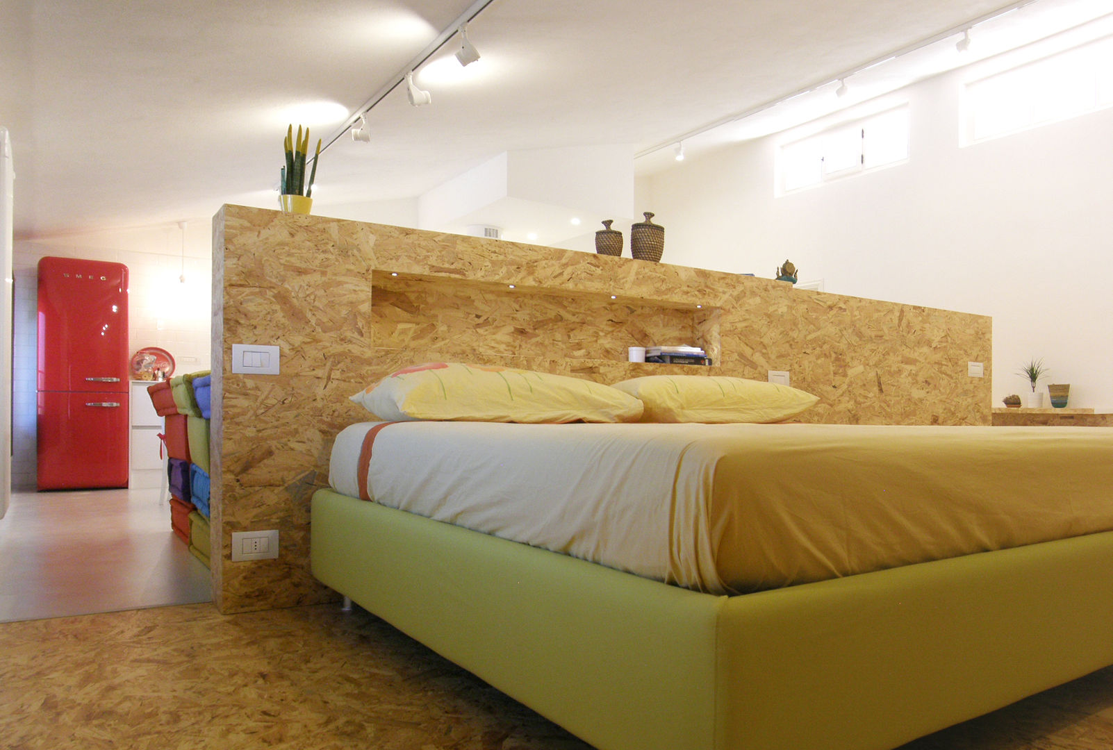 open space:"bianco"_"legno"_"colori", msplus architettura msplus architettura Camera da letto moderna Legno Effetto legno