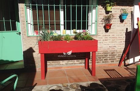 Huerta organica en dos tablas Mundo Garden Jardines de estilo rústico Madera Acabado en madera Floreros y macetas
