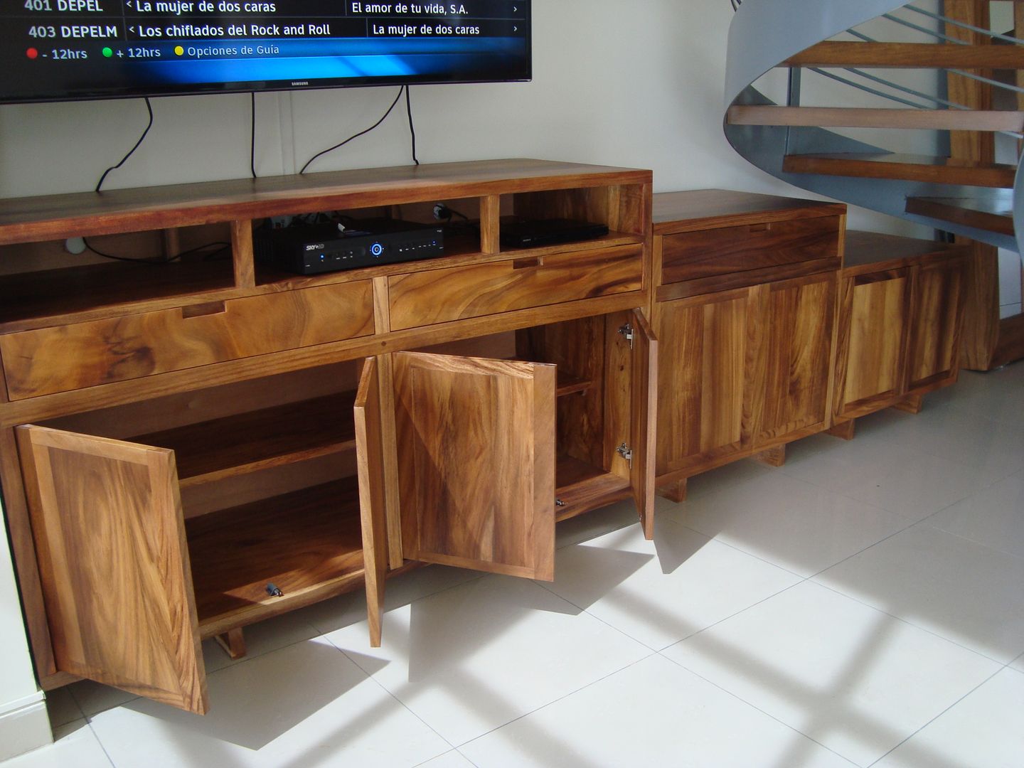 Consola para TV, FLO Arte y Diseño FLO Arte y Diseño Modern living room TV stands & cabinets