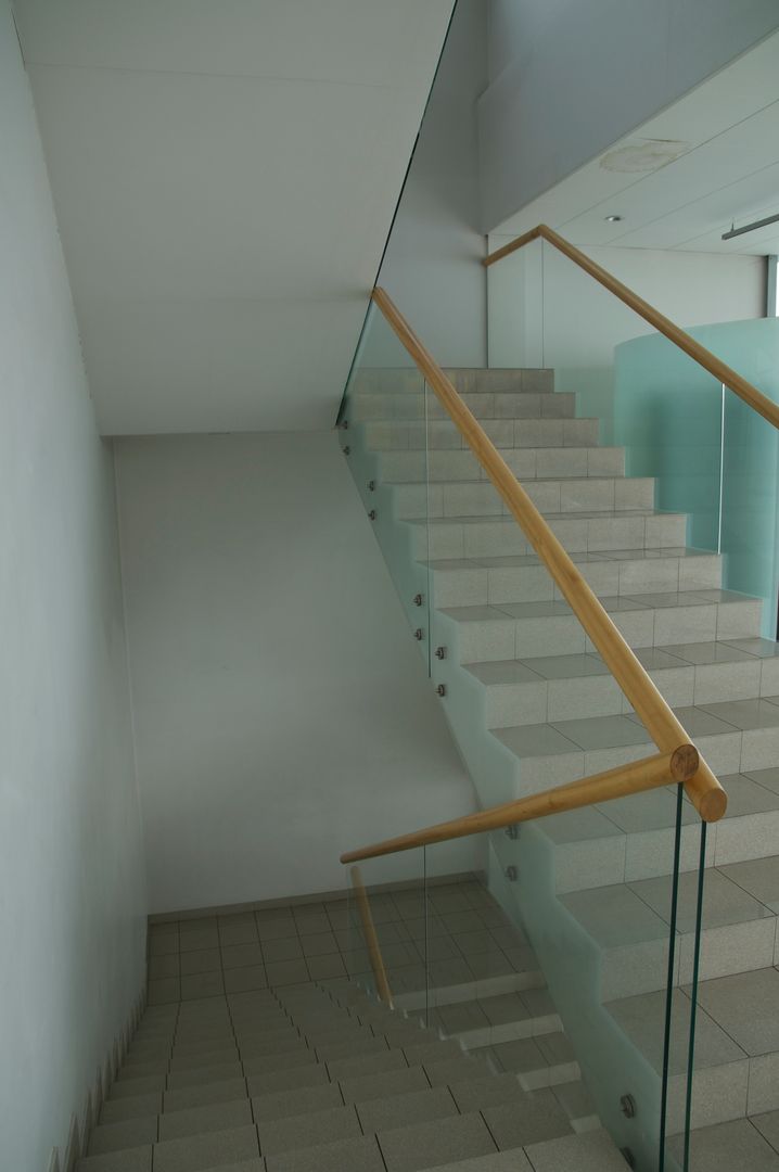 Frameless Glass Balustrade with wooden handrail Inox City Ltd Powierzchnie handlowe Salony samochodowe
