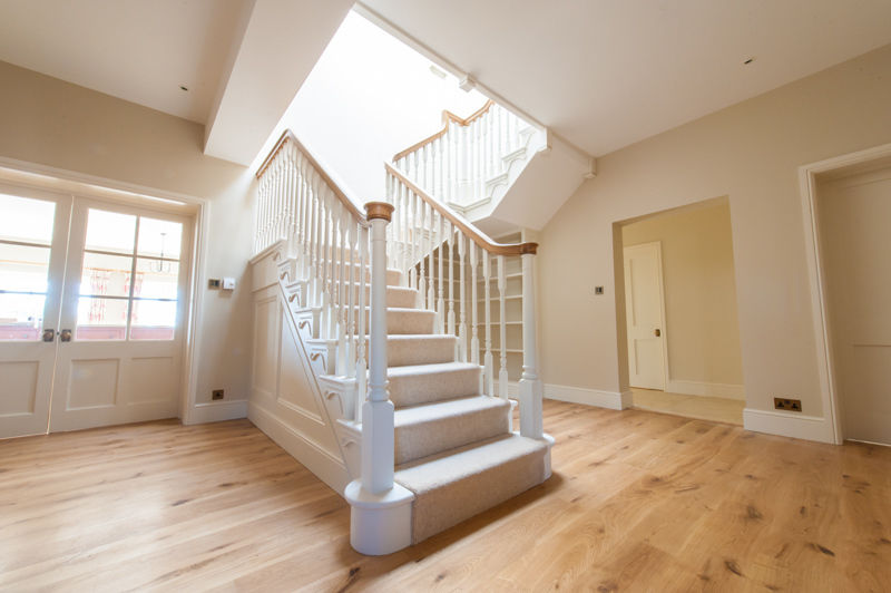 Edwardian style Cut String Stairs Buscott Woodworking Klasyczny korytarz, przedpokój i schody