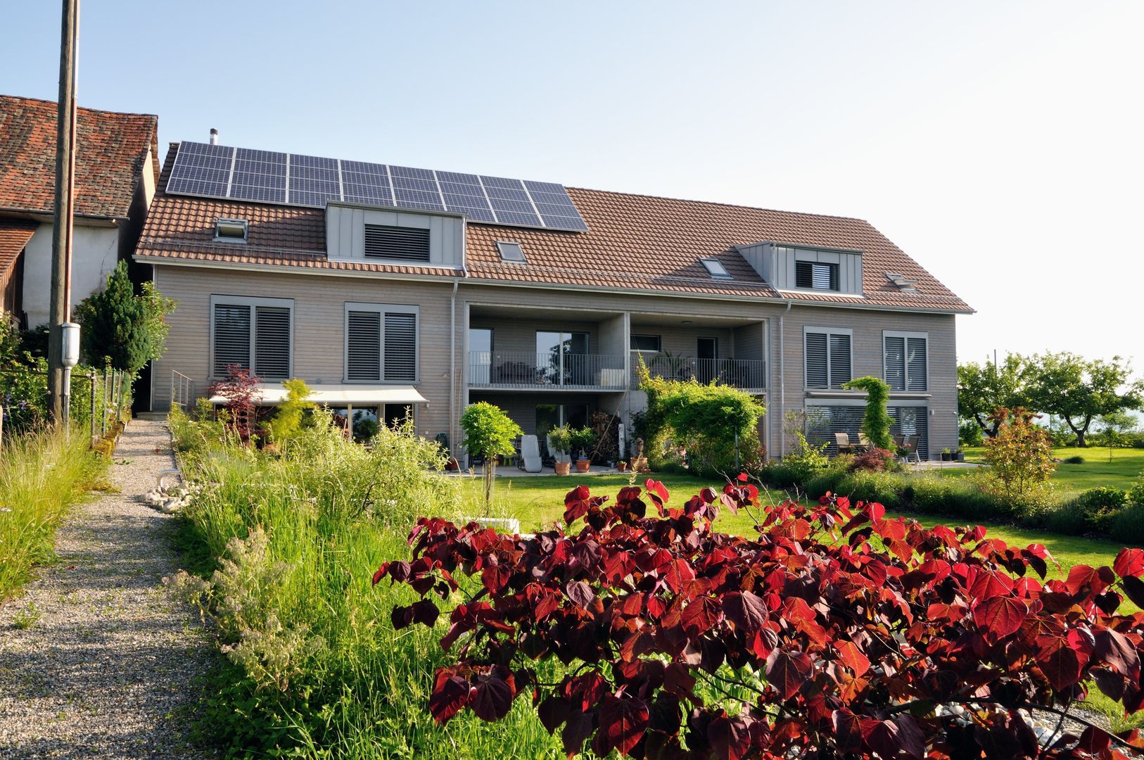 Wohnen im Grünen in preisgekrönten Minergie-P-Eco Doppeleinfamilienhäuser, Honegger Architekt AG Honegger Architekt AG Moderne huizen