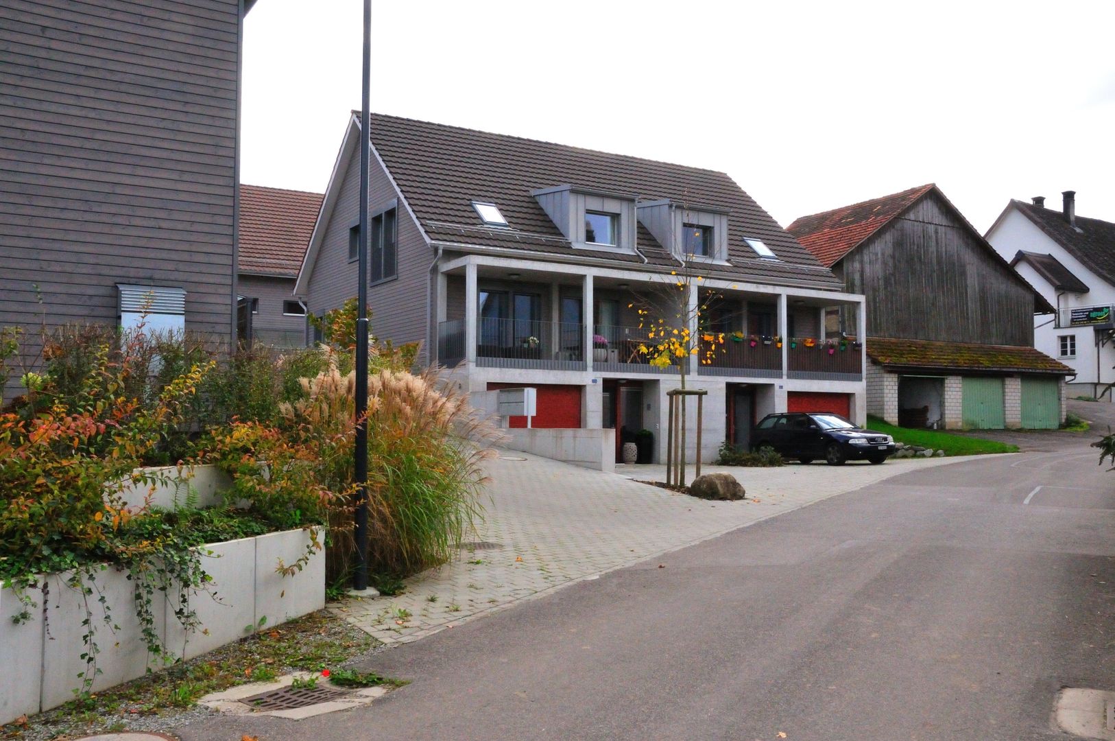 Wohnen im Grünen in preisgekrönten Minergie-P-Eco Doppeleinfamilienhäuser, Honegger Architekt AG Honegger Architekt AG Moderne huizen