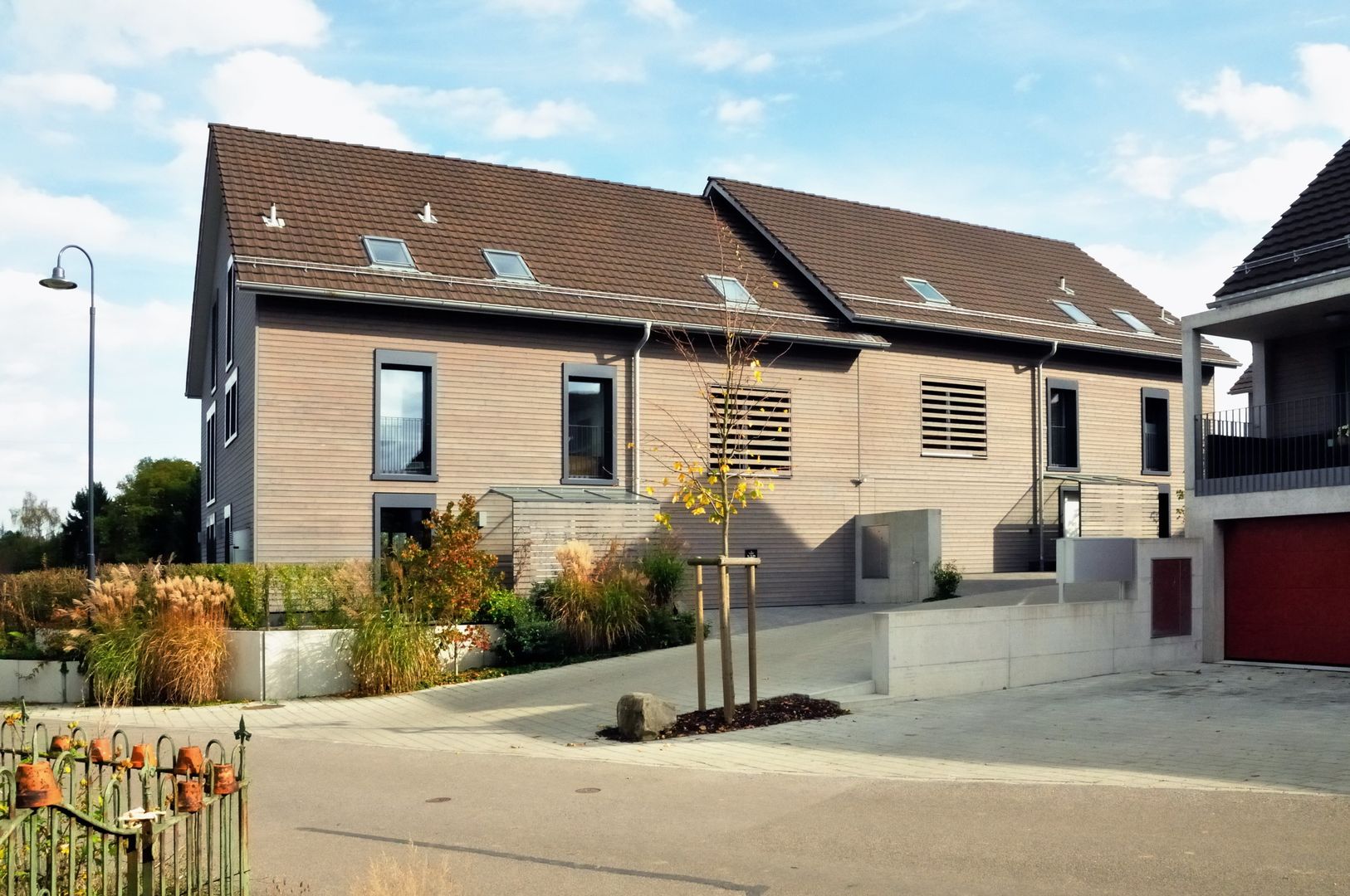 Wohnen im Grünen in preisgekrönten Minergie-P-Eco Doppeleinfamilienhäuser, Honegger Architekt AG Honegger Architekt AG Modern houses