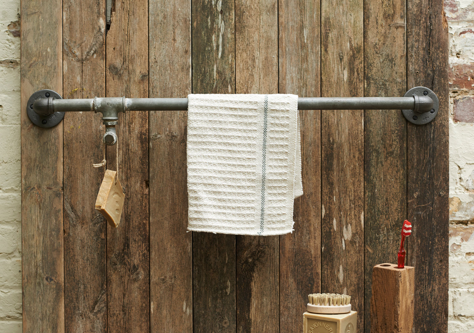 Industrial heavy duty recycled galvanised towel rails. brush64 房子 家庭用品