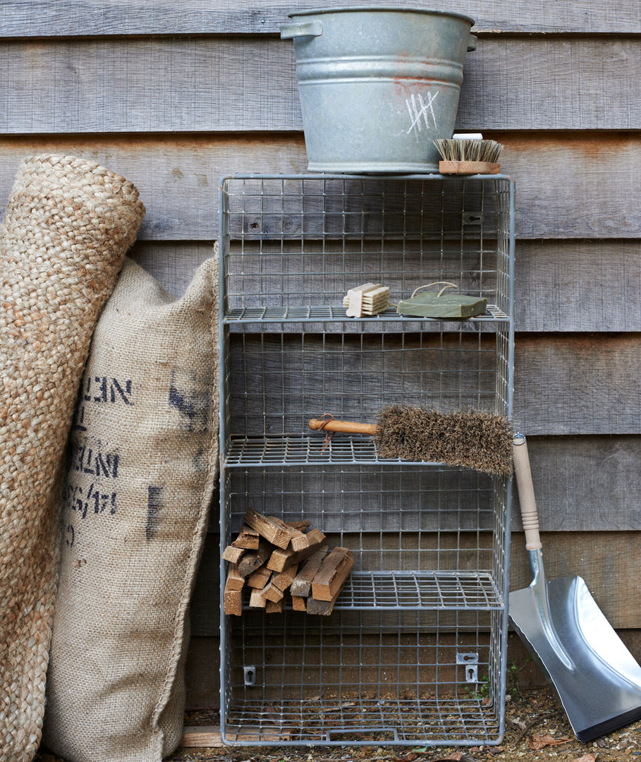 Wire locker bootroom shelf brush64 Salas de estilo industrial Estanterías