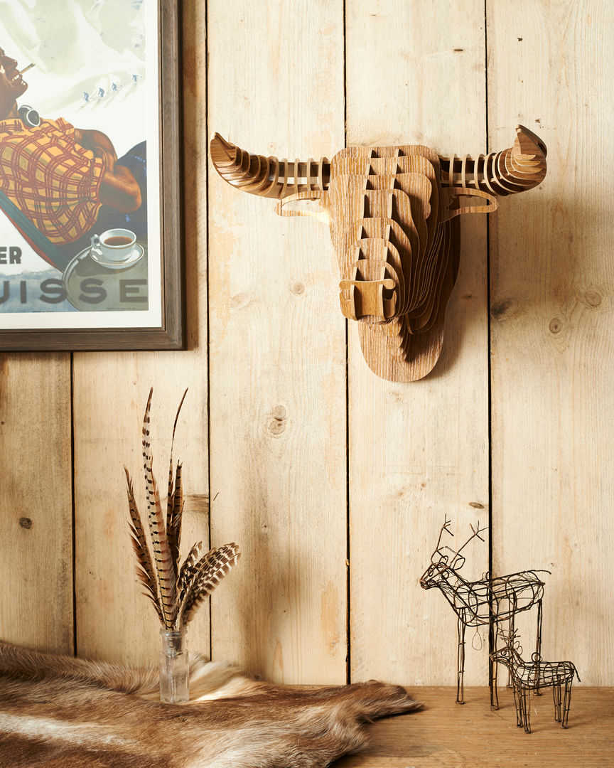 laminated walnut bull head trophy. brush64 Salones de estilo moderno Accesorios y decoración