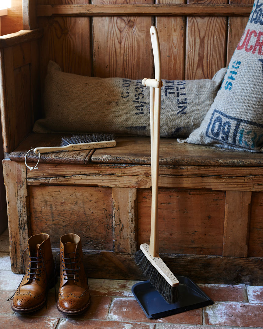 Handmade long handled dustpan and brush. brush64 Дома в стиле кантри Хозяйственные товары