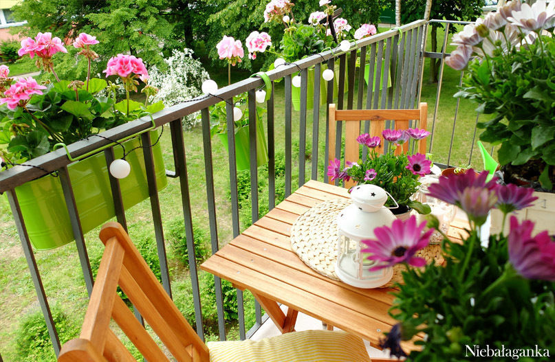 Aranżacja małego balkonu, Niebałaganka Niebałaganka Classic style balcony, veranda & terrace