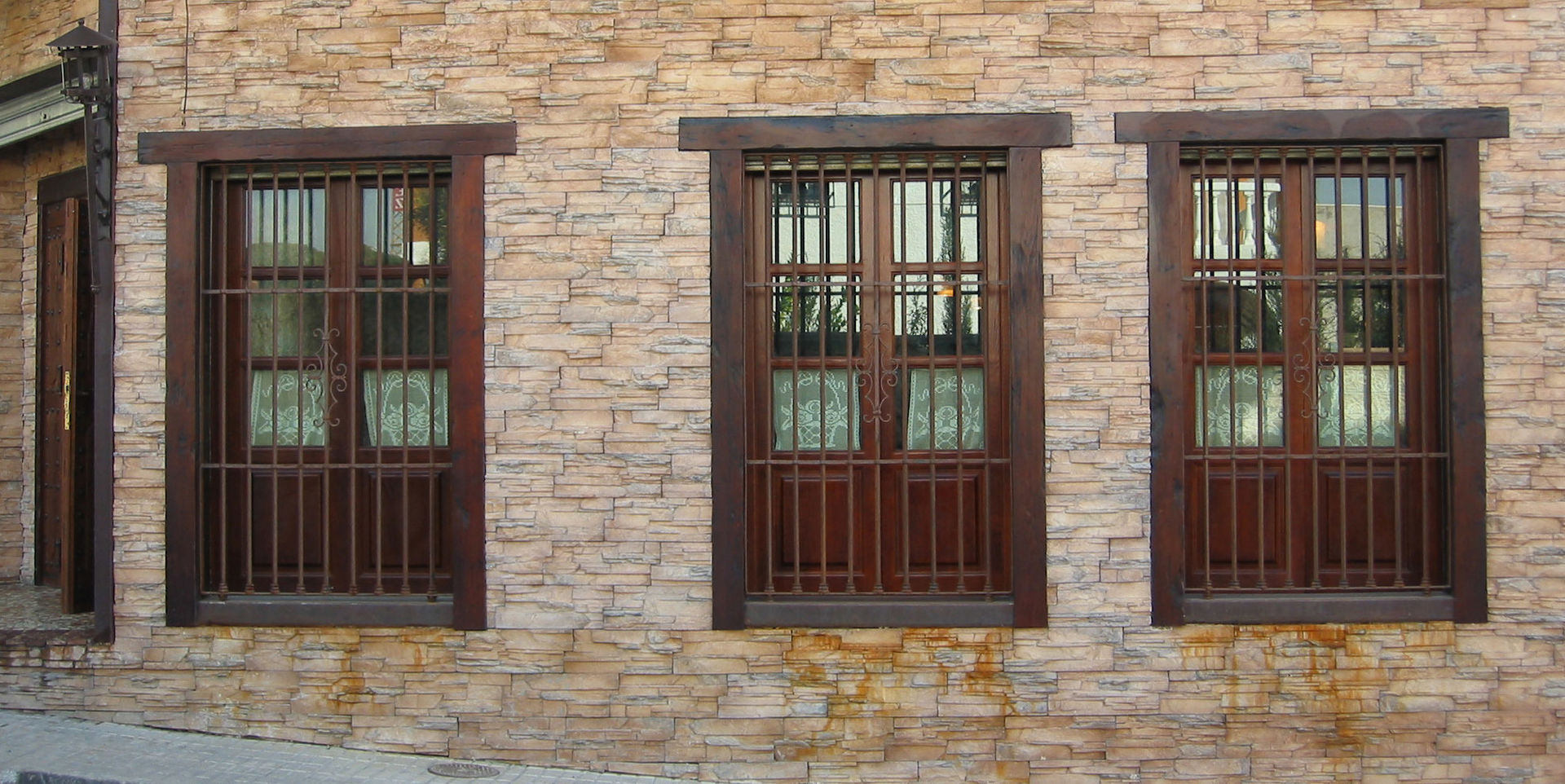 Ventanas de madera homify Puertas y ventanas de estilo rústico Ventanas